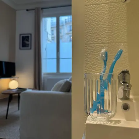 Charming Renovated Studio, Near Saint-lazare, *