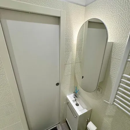 Charming Renovated Studio, Near Saint-lazare,