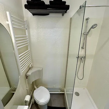 Charming Renovated Studio, Near Saint-lazare, *
