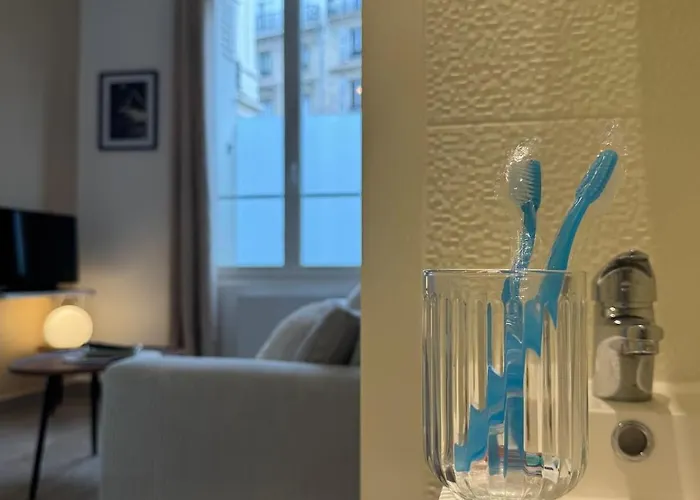 Charming Renovated Studio, Near Saint-lazare, *