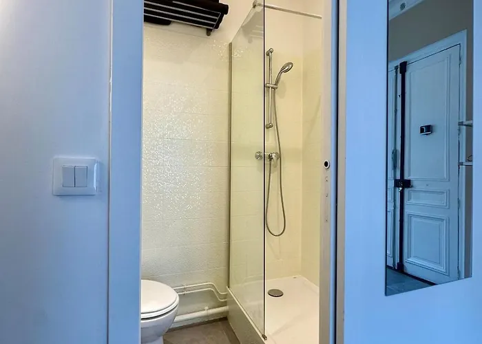 Charming Renovated Studio, Near Saint-lazare,