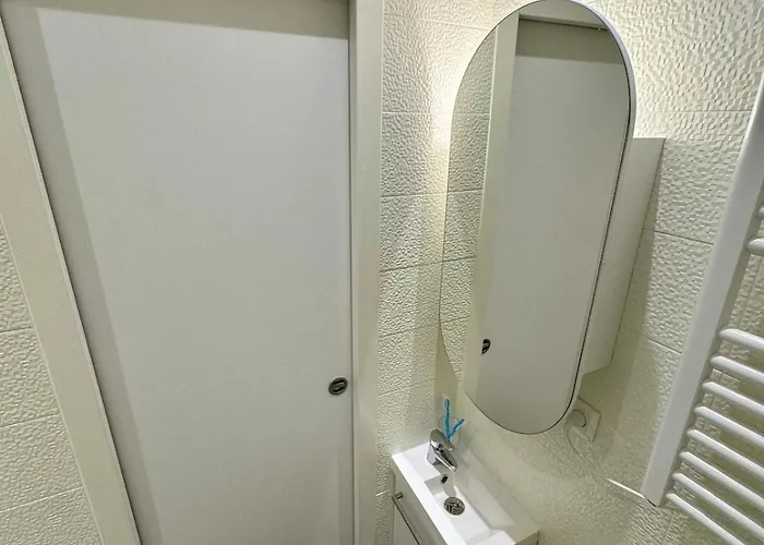 Charming Renovated Studio, Near Saint-lazare,